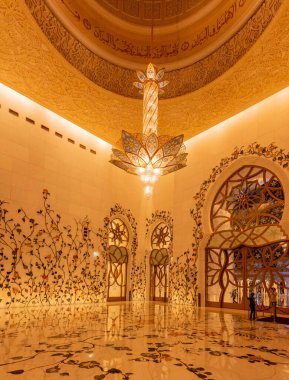 Şeyh Zayed Büyük Camii 'nin iç avlusu Birleşik Arap Emirlikleri' nin en büyük camiinin minaresi ve dünyanın en büyük sekizinci camii..