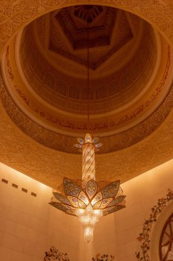 Şeyh Zayed Büyük Camii 'nin iç avlusu Birleşik Arap Emirlikleri' nin en büyük camiinin minaresi ve dünyanın en büyük sekizinci camii..