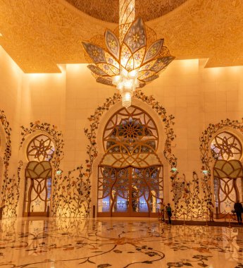 Şeyh Zayed Büyük Camii 'nin iç avlusu Birleşik Arap Emirlikleri' nin en büyük camiinin minaresi ve dünyanın en büyük sekizinci camii..