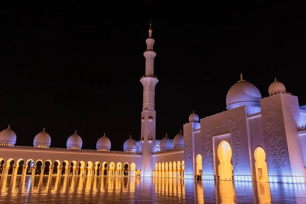 Внутренний Двор Мечети Шейх Заид Минарет Крупнейшей Мечети Объединенных Арабских — стоковое фото