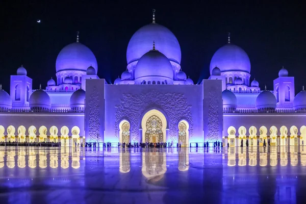 아랍에미리트 최대의 모스크와 세계에서 번째로 모스크인 셰이크 자이드 그랜드 모스크의 스톡 사진