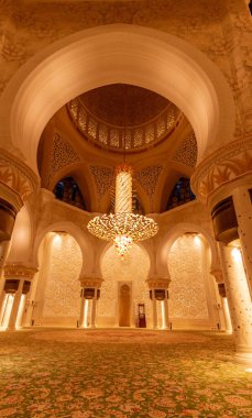 Şeyh Zayed Büyük Camii 'nin iç avlusu Birleşik Arap Emirlikleri' nin en büyük camiinin minaresi ve dünyanın en büyük sekizinci camii..