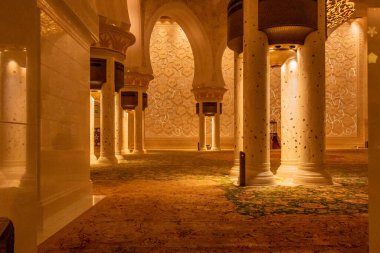 Şeyh Zayed Büyük Camii 'nin iç avlusu Birleşik Arap Emirlikleri' nin en büyük camiinin minaresi ve dünyanın en büyük sekizinci camii..