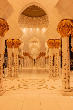 Şeyh Zayed Büyük Camii 'nin iç avlusu Birleşik Arap Emirlikleri' nin en büyük camiinin minaresi ve dünyanın en büyük sekizinci camii..