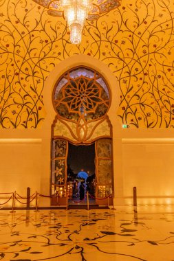 Şeyh Zayed Büyük Camii 'nin iç avlusu Birleşik Arap Emirlikleri' nin en büyük camiinin minaresi ve dünyanın en büyük sekizinci camii..
