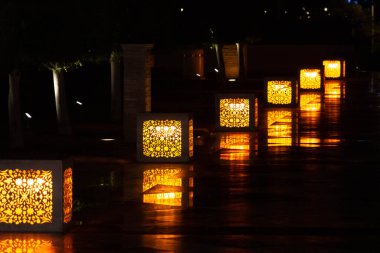Şeyh Zayed Büyük Camii 'nin iç avlusu Birleşik Arap Emirlikleri' nin en büyük camiinin minaresi ve dünyanın en büyük sekizinci camii..
