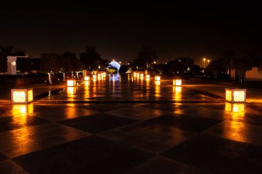 Şeyh Zayed Büyük Camii 'nin iç avlusu Birleşik Arap Emirlikleri' nin en büyük camiinin minaresi ve dünyanın en büyük sekizinci camii..