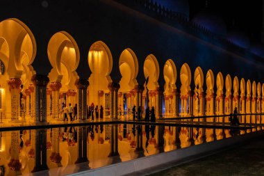 Şeyh Zayed Büyük Camii 'nin iç avlusu Birleşik Arap Emirlikleri' nin en büyük camiinin minaresi ve dünyanın en büyük sekizinci camii..