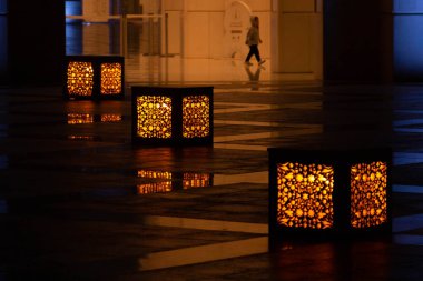 Şeyh Zayed Büyük Camii 'nin iç avlusu Birleşik Arap Emirlikleri' nin en büyük camiinin minaresi ve dünyanın en büyük sekizinci camii..