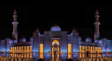 Şeyh Zayed Büyük Camii 'nin iç avlusu Birleşik Arap Emirlikleri' nin en büyük camiinin minaresi ve dünyanın en büyük sekizinci camii..