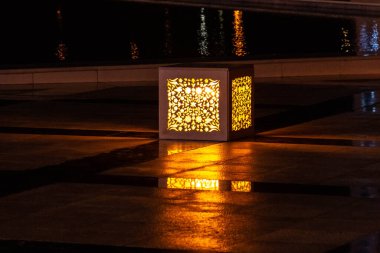 Şeyh Zayed Büyük Camii 'nin iç avlusu Birleşik Arap Emirlikleri' nin en büyük camiinin minaresi ve dünyanın en büyük sekizinci camii..