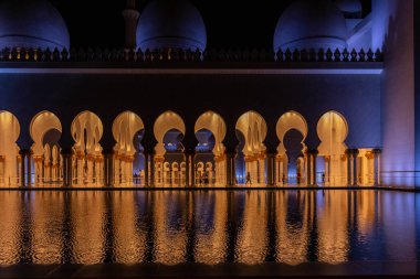 Şeyh Zayed Büyük Camii 'nin iç avlusu Birleşik Arap Emirlikleri' nin en büyük camiinin minaresi ve dünyanın en büyük sekizinci camii..