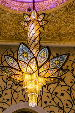 Şeyh Zayed Büyük Camii 'nin iç avlusu Birleşik Arap Emirlikleri' nin en büyük camiinin minaresi ve dünyanın en büyük sekizinci camii..