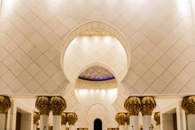 Şeyh Zayed Büyük Camii 'nin iç avlusu Birleşik Arap Emirlikleri' nin en büyük camiinin minaresi ve dünyanın en büyük sekizinci camii..