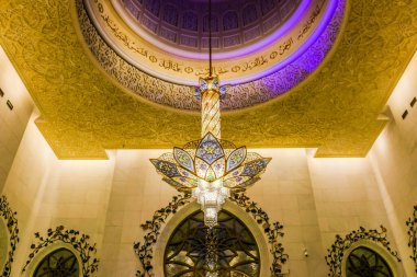 Şeyh Zayed Büyük Camii 'nin iç avlusu Birleşik Arap Emirlikleri' nin en büyük camiinin minaresi ve dünyanın en büyük sekizinci camii..