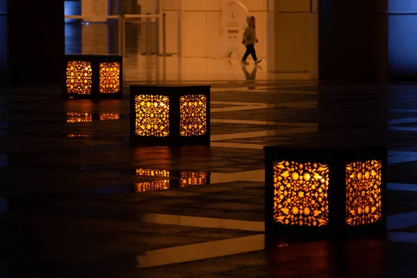 Şeyh Zayed Büyük Camii 'nin iç avlusu Birleşik Arap Emirlikleri' nin en büyük camiinin minaresi ve dünyanın en büyük sekizinci camii..