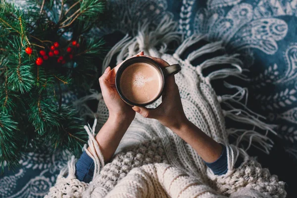 Hands holding hot cup of coffee. Hygge background. — Stock Photo, Image