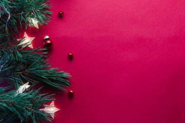 Köknar ağacı dallarıyla güzel bir Noel arkaplanı ve ders kutusuyla kırmızı dekorasyonlar