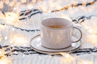 Kahve ve ışıklarla dolu rahat bir arka plan..