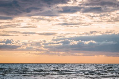 Güzel gün batımı, deniz arka planı. Baltık Denizi.