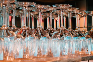 Bardaki boş asma bardakları servis için hazır.