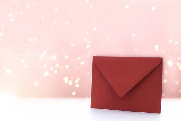 Roter Umschlag mit Rosenblättern zum Valentinstag. — Stockfoto