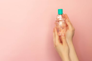 Kadınlar bakteri ve virüs bulaşmasını önlemek için alkol antibakteriyel dezenfektan bulundururlar..