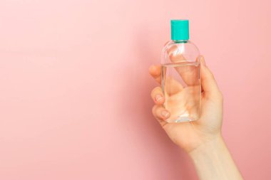 Kadınlar bakteri ve virüs bulaşmasını önlemek için alkol antibakteriyel dezenfektan bulundururlar..