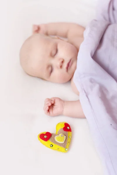 Bambino con amore a letto — Foto Stock