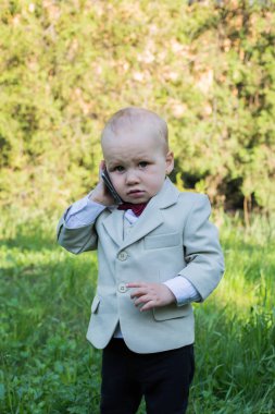 İle akıllı telefon açık havada ceketli erkek bebek