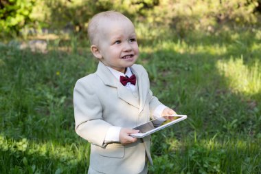 Bir buçuk yıl yaşlı çocuk mutlu gülümseme ile tablet