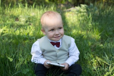 İle akıllı telefon açık havada ceketli erkek bebek