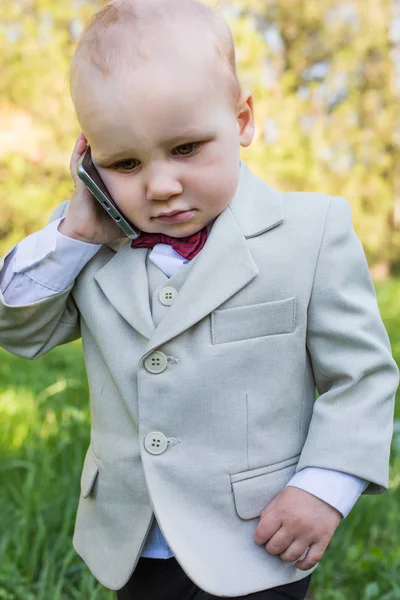 Chlapeček Bundě Smartphone Venku — Stock fotografie