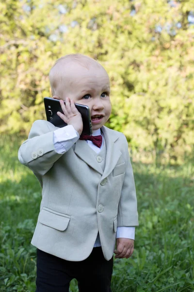 Chlapeček Bundě Smartphone Venku — Stock fotografie