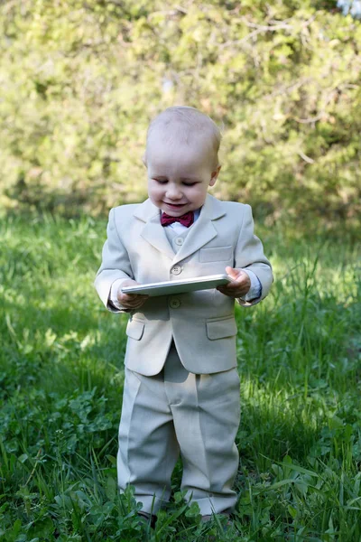 Šťastný Chlapec Obleku Luk Držet Tablet — Stock fotografie