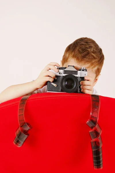 Malý Fotograf Chlapec Dítě Dítě Zrzavé Vlasy Sedět Červeném Křesle — Stock fotografie