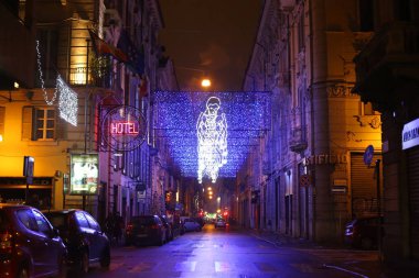 Torin Torino, İtalya, Piedmont 'un neon ışıklı insan figürlü gece manzarası