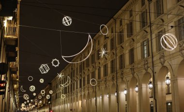 Yeni yıl ve Noel tatilleri için Torino, Torino, Torin 'de dolunay ve yarım ay ile hafif dekorasyon
