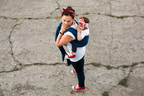 Anne Kız Bebek Günlük Kotlarla Kırmızı Spor Ayakkabılarla Iyi Eğlenceler — Stok fotoğraf