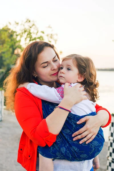 Ritratto Toccante Mamma Bambina Avvolta Sedersi Fionda Avvolgere Sciarpa Vettore — Foto Stock