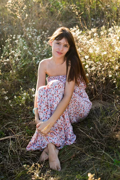 Linda Hermosa Mujer Joven Vestido Largo Maxi Floral Sentarse Hierba —  Fotos de Stock