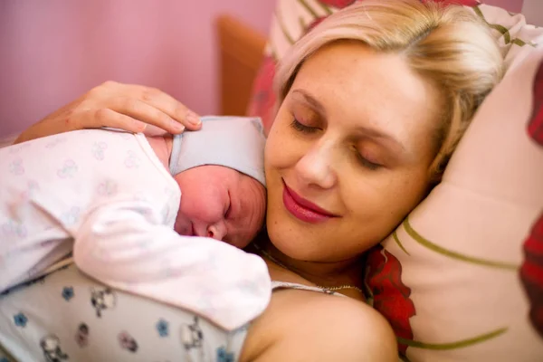 Gyönyörű Békés Anya Kisbabával Mellkasán Fekszik Ágyban Szülés Után Szülészeten — Stock Fotó