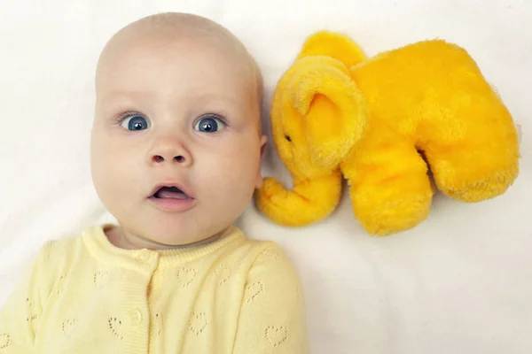 Das Gesicht Eines Säuglings Mit Gelbem Elefantenspielzeug Bett Überraschen Zuhören — Stockfoto