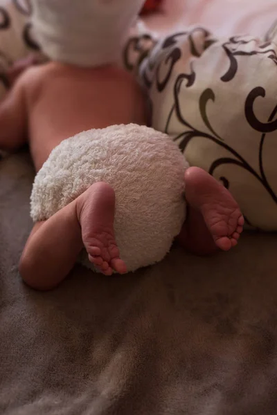 Bebê Saltos Infantis Toesm Deitar Barriga Descalço Cobertor Cinza Fofo — Fotografia de Stock