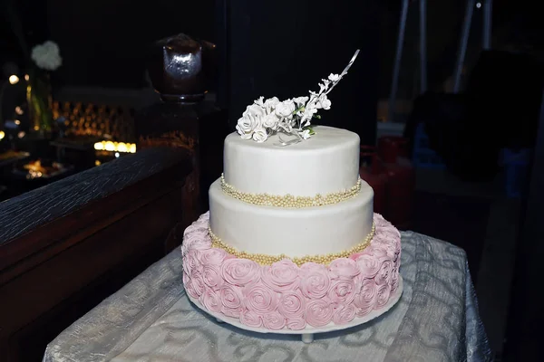 白色的乳酪婚礼蛋糕 桌上装饰着粉红色的奶油玫瑰和节日桌布 — 图库照片