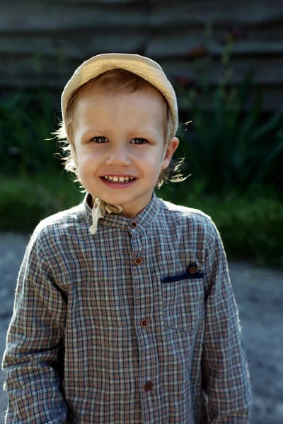 Slunečný Portrét Roztomilého Usměvavého Chlapce Batole Kostkované Košili Klobouku Venkově — Stock fotografie