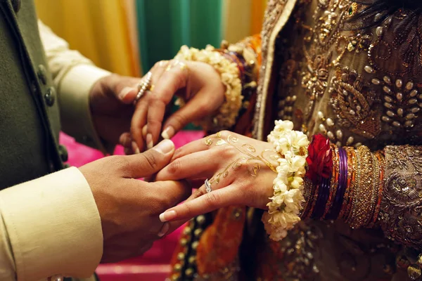 India Pakistaní Comprometido Par Manos Cerrar Con Joyas Henna Dorada — Foto de Stock