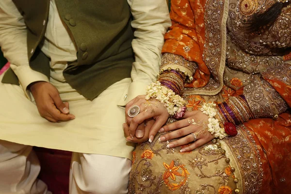 Handen Van Betrokken Indiase Pakistaanse Hindi Paar Bruid Bruidegom Hand — Stockfoto