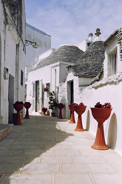 Rua Bela Antiga Leve Cidade Italiana Alberobello Sul Itália Com — Fotografia de Stock