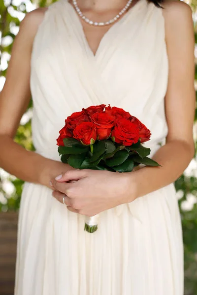 Belles Mains Mariée Tiennent Bouquet Roses Rouges Classiques Gros Plan — Photo